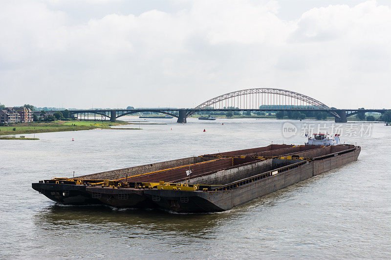 莱茵河上的大型拖船