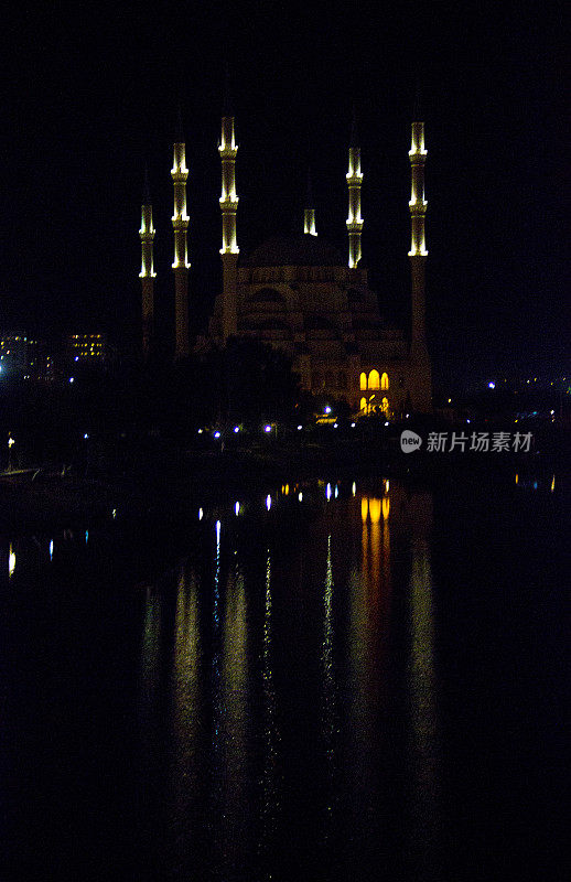 阿达纳萨班奇清真寺