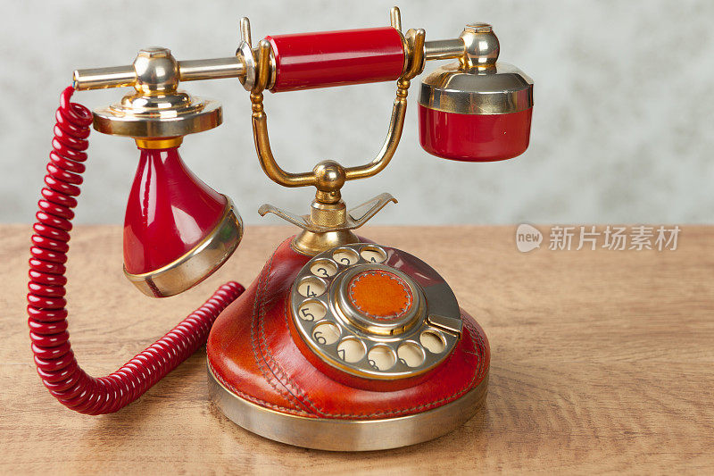 红色老式拨号盘电话