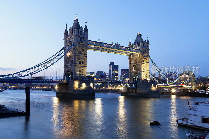 黄昏时分的伦敦塔桥