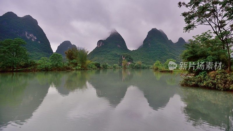 喀斯特峰森林04河两岸