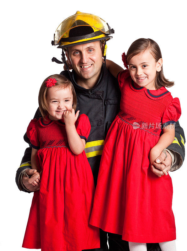 消防员爸爸和两个白人女儿。