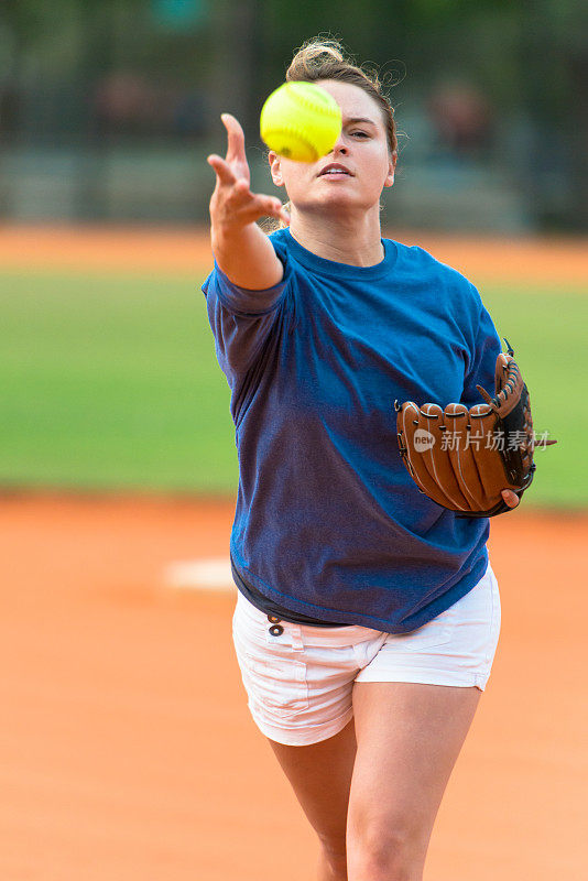 年轻女子垒球运动员投手投球