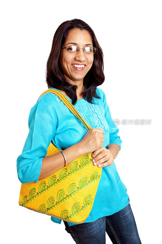 兴高采烈的印度工作妇女拿着包孤立在白色