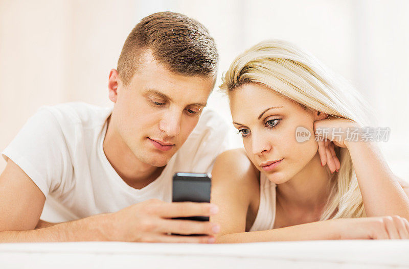 年轻情侣发短信。