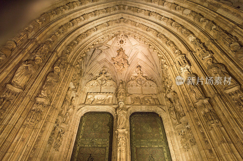 晚上西班牙托莱多大教堂的侧门