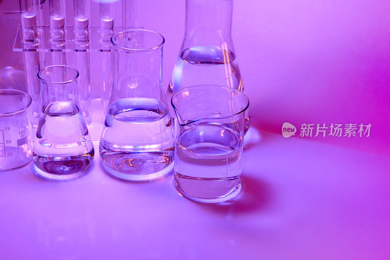 科学研究实验室紫色背景，玻璃化学设备，试管