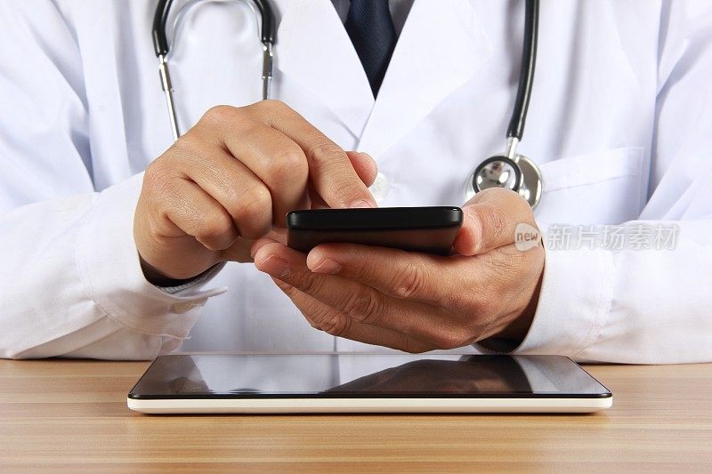 医生使用手机和平板电脑