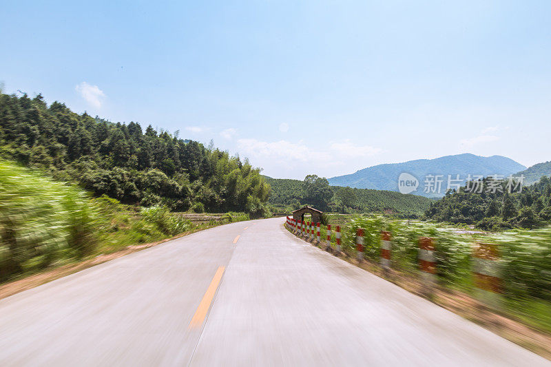 阳光灿烂的日子里的水泥路