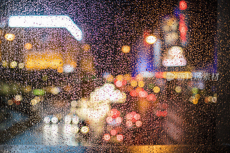 以前景为焦点，在12月的一个雨夜，著名的拉斯维加斯大道，被称为大道。