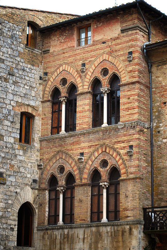 意大利锡耶纳圣吉米尼亚诺典型的中世纪建筑