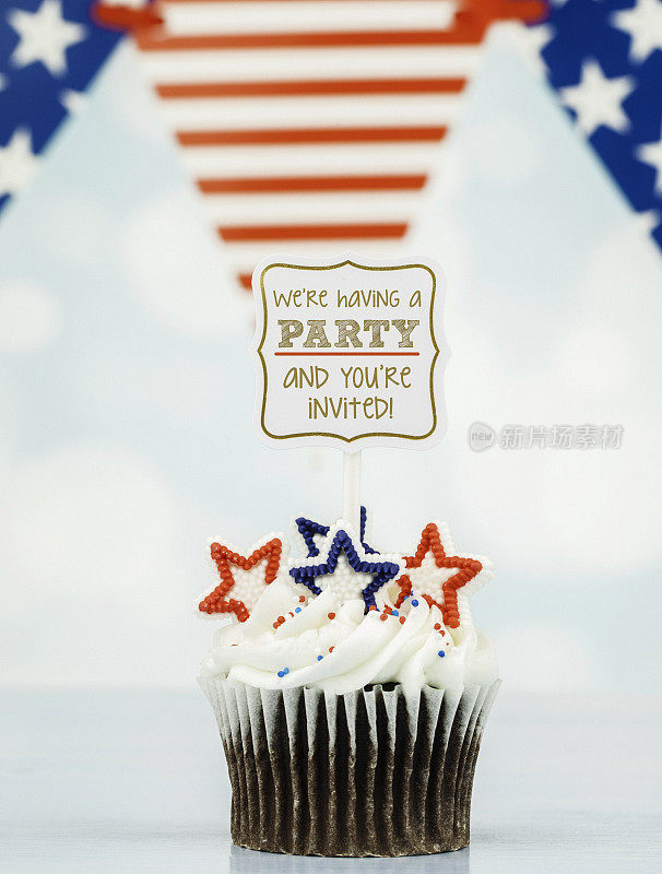 带派对邀请的爱国小蛋糕。7月4日和生日庆典。