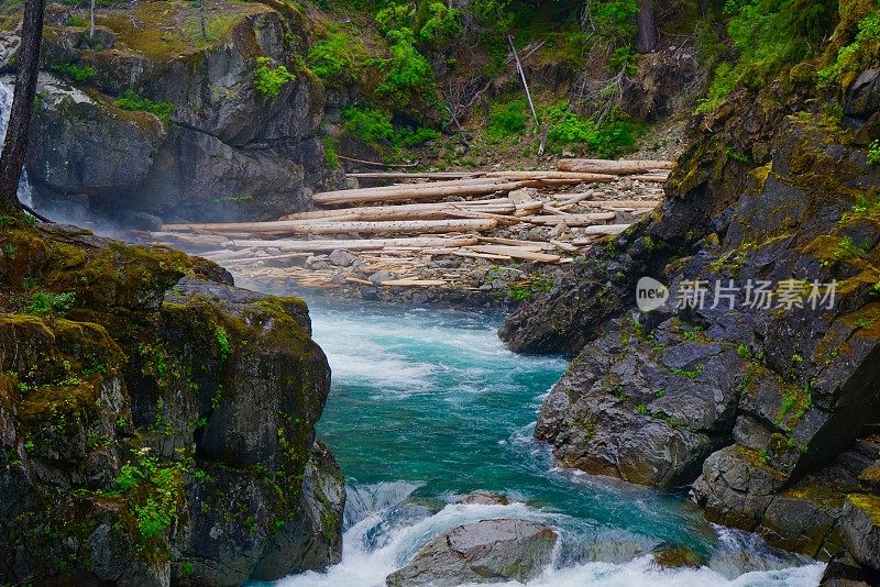 雷尼尔山的水