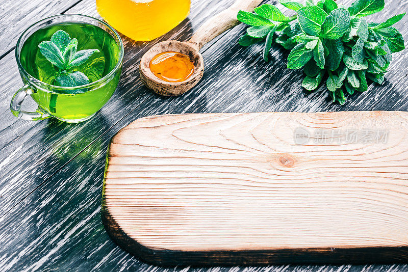 加蜂蜜和木板的绿茶