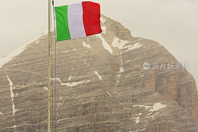 意大利国旗盘旋在托法诺山-田园风光的Lagazuoi山顶全景，五托里多洛米特山脉，塔尖山脉，戏剧性和雄伟的意大利泰洛阿尔卑斯山
