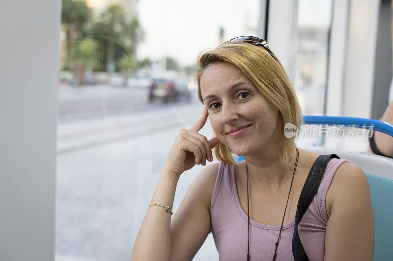 乘坐公共交通工具的快乐女人