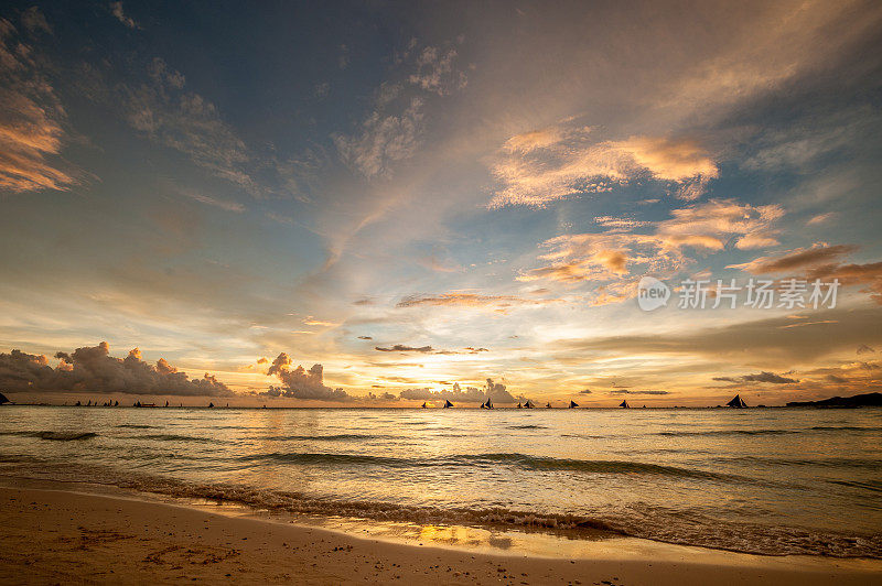 美丽的日落在长滩，菲律宾