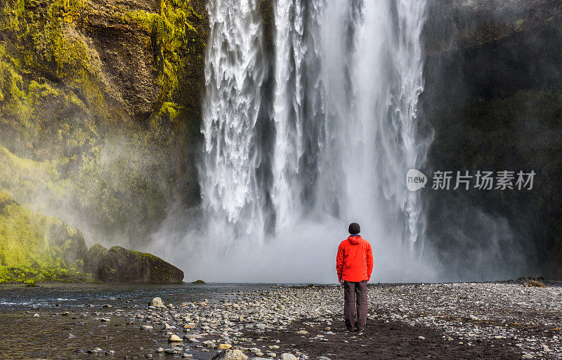 游客在冰岛南部的斯科加佛斯瀑布