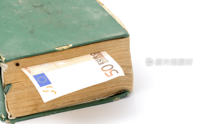 欧元纸币和一本风化的旧书。教育成本