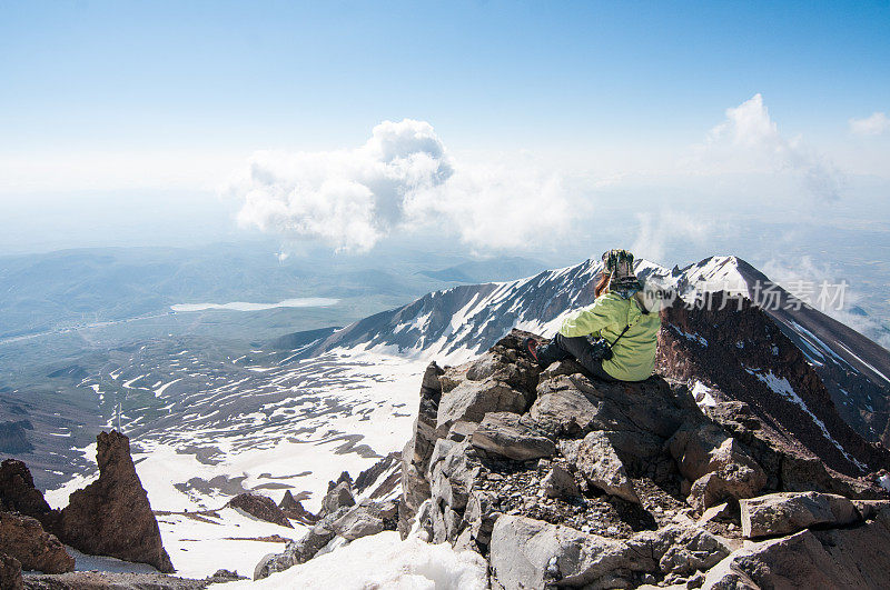冬天，高山攀登者在山顶欣赏美丽的风景