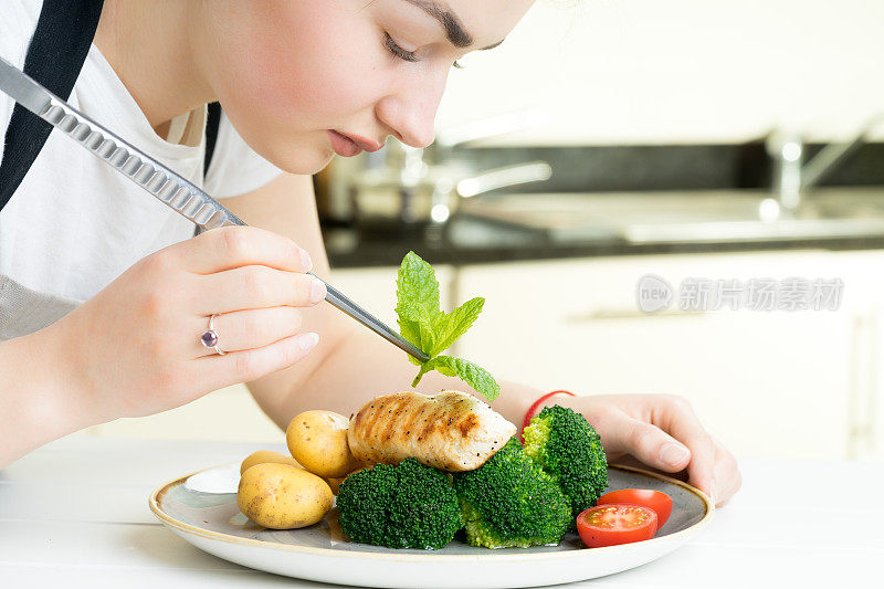 女厨师配鸡蔬菜菜厨房