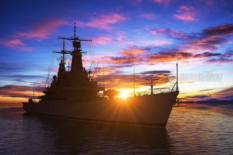《日落背景下的美国现代战舰》