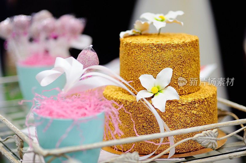 用白糖花装饰的金婚蛋糕