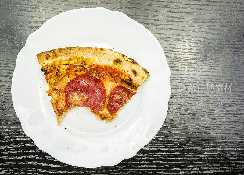 一盘被咬过的意大利辣香肠披萨。从以上观点。