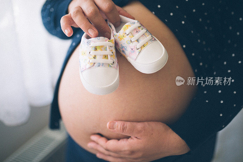 孕妇展示婴儿鞋