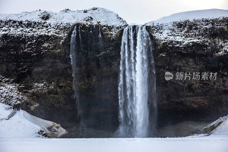 雪下的冰岛Seljalandsfoss瀑布