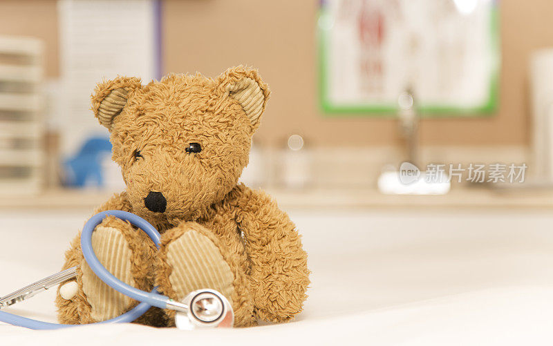 泰迪熊和听诊器在儿科医生的办公室。