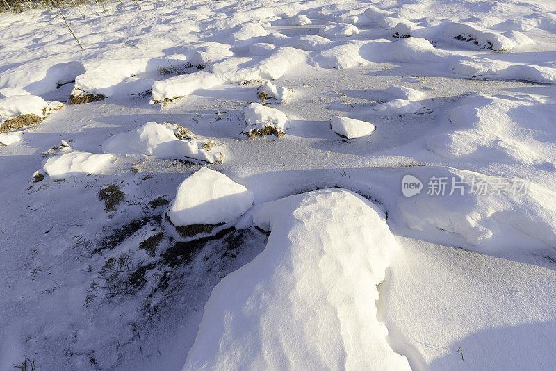 雪堆、风在雪面上雕刻出图案