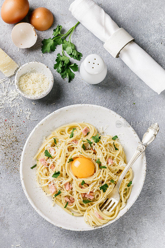面食的第一。意大利面配培根、鸡蛋、欧芹和帕玛森芝士。意大利传统菜肴有选择性的重点
