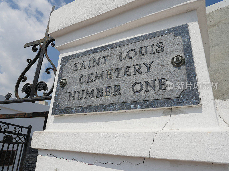 路易斯安那州新奥尔良市圣路易斯公墓外的指示牌