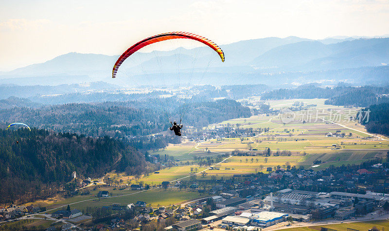两个滑翔伞在山谷中飞行。