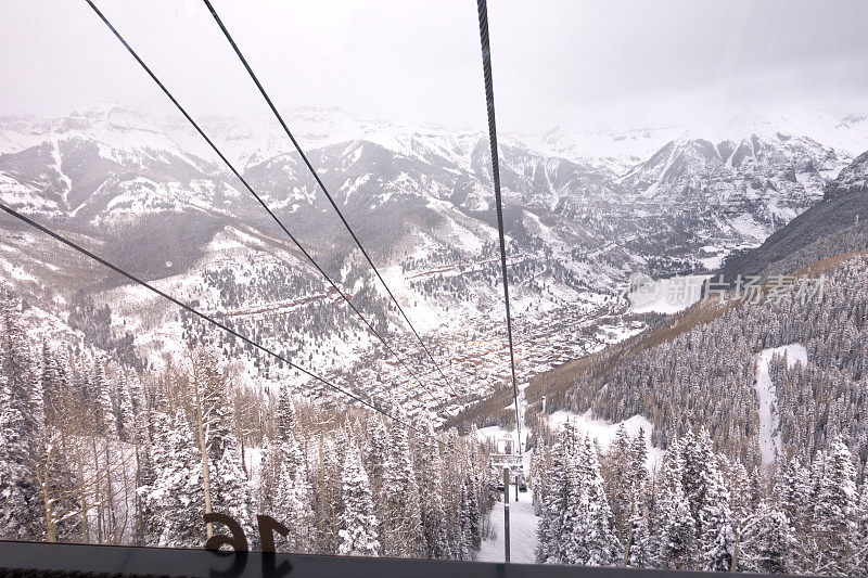 鸟瞰图的特柳赖德市，科罗拉多州滑雪胜地缆车