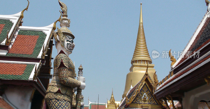 曼谷大皇宫、寺庙、守护雕像和泰国屋顶
