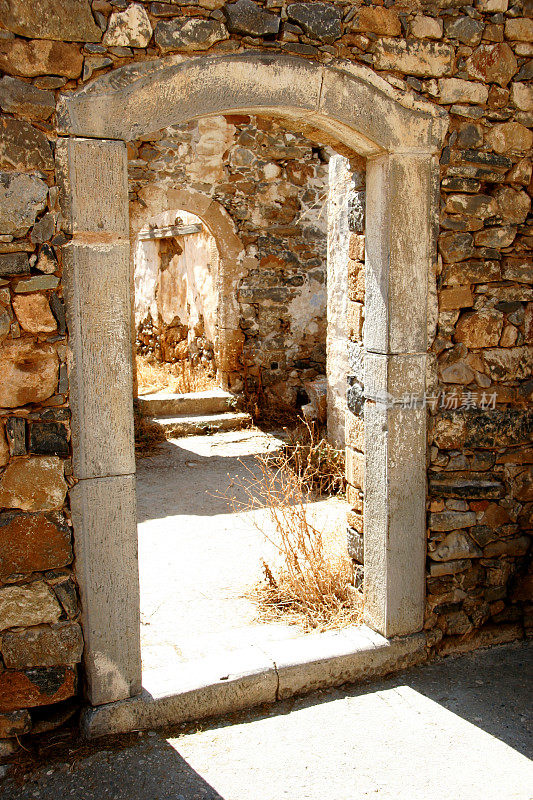 希腊村庄废墟的门口