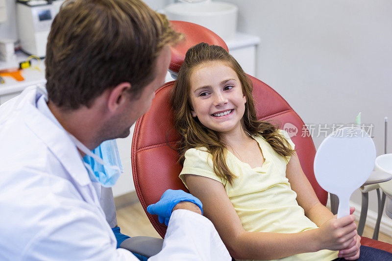 年轻的病人在牙科诊所与牙医互动
