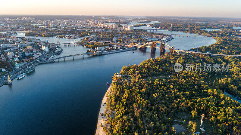 鸟瞰基辅天际线，第聂伯河和图恰尼夫岛，日落在基辅市，乌克兰