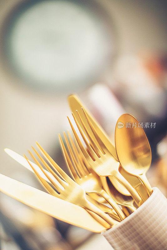 特殊场合用的漂亮的金色餐具