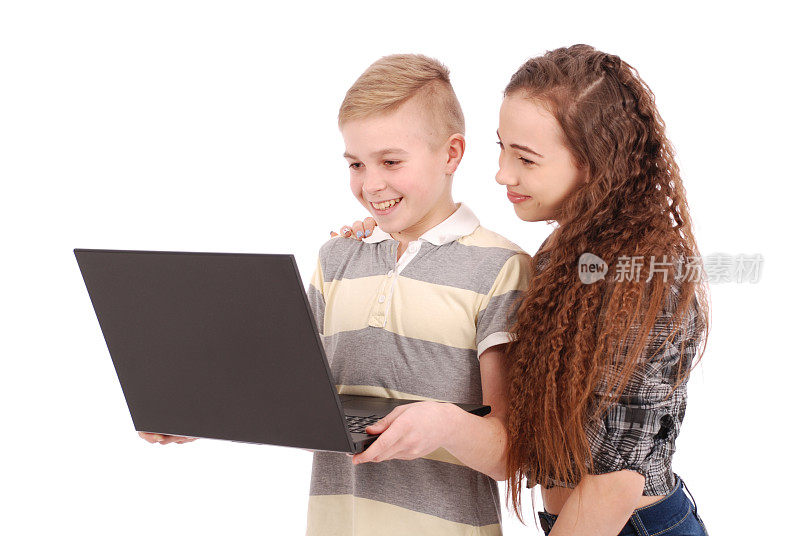 男孩和女孩使用笔记本电脑隔离