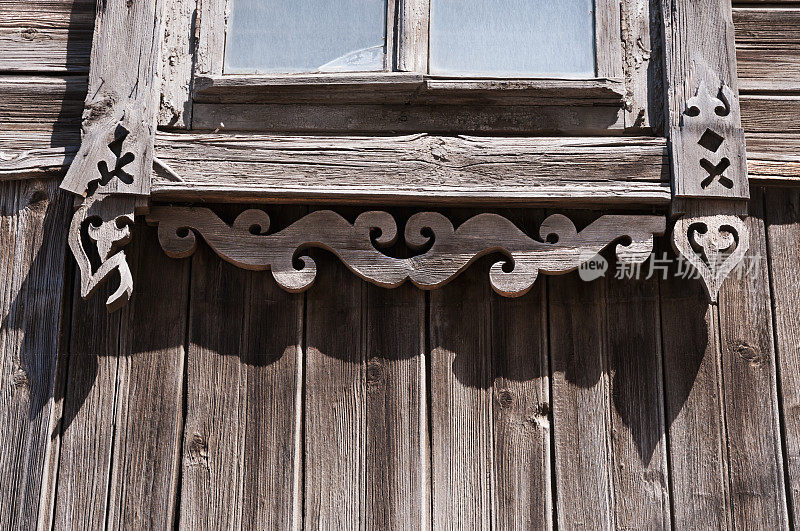旧俄罗斯帝国时代的旧俄罗斯木屋窗户的碎片