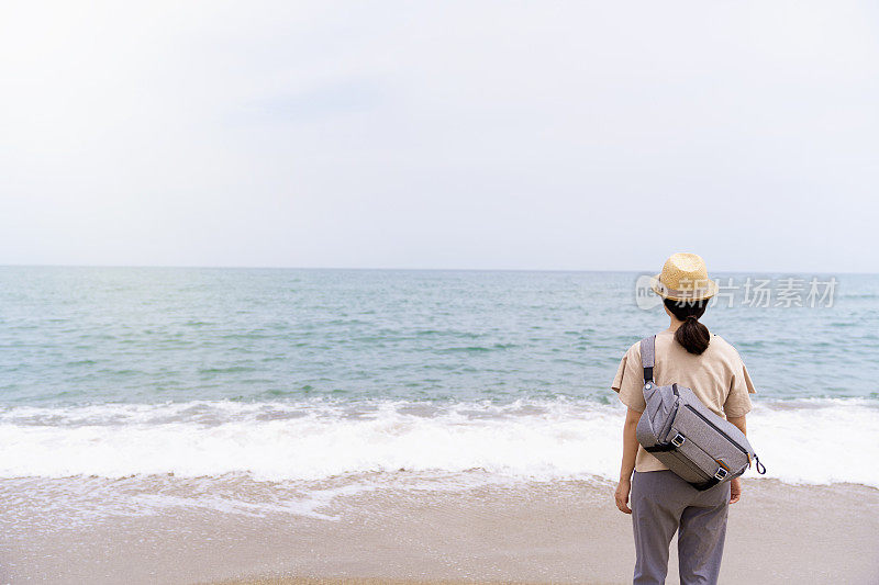 女游客正在鸟取县的海滩上看海