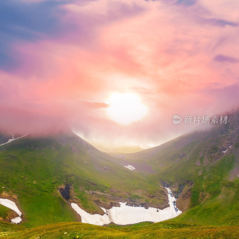 夏日碧绿的山峦在薄雾中THR淡红静谧的夕阳下，自然的旅游背景