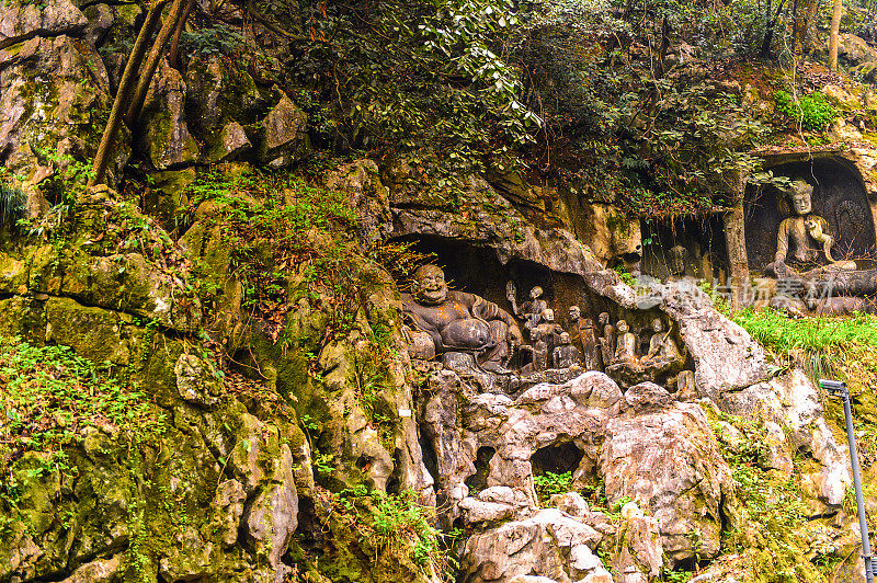 灵隐寺飞来峰的岩画。中国最大的佛教寺庙之一