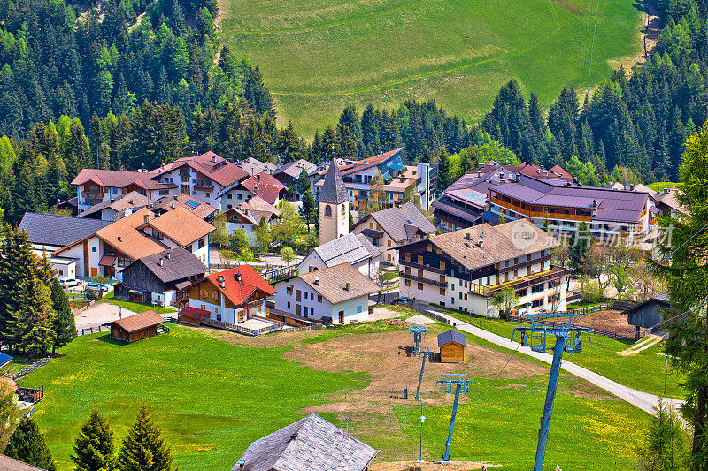 意大利阿尔卑斯山南蒂洛尔瓦尔巴迪亚的阿尔卑斯村庄安特莫亚