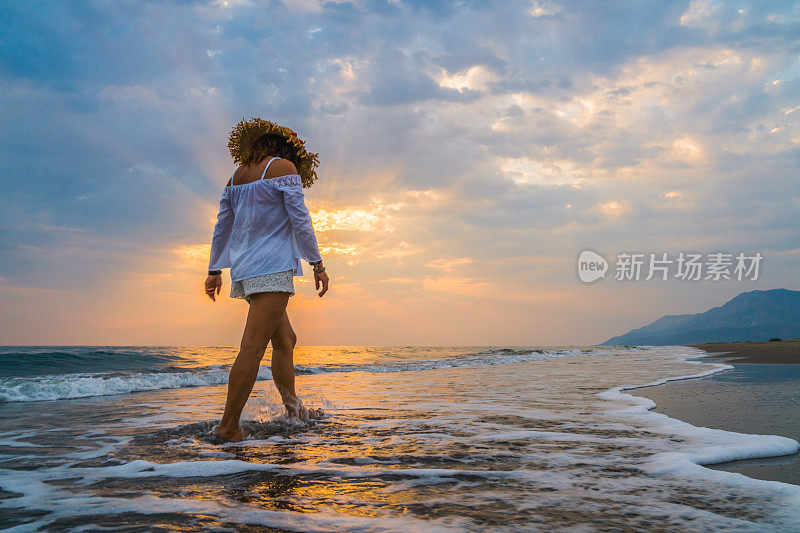 女人正奔向大海