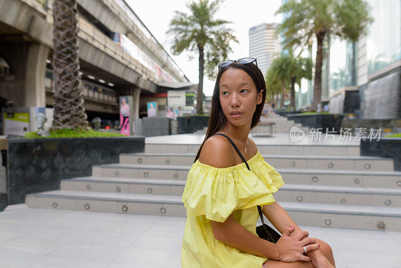 年轻美丽的多民族旅游女人的肖像享受生活在暹罗广场购物中心在泰国曼谷