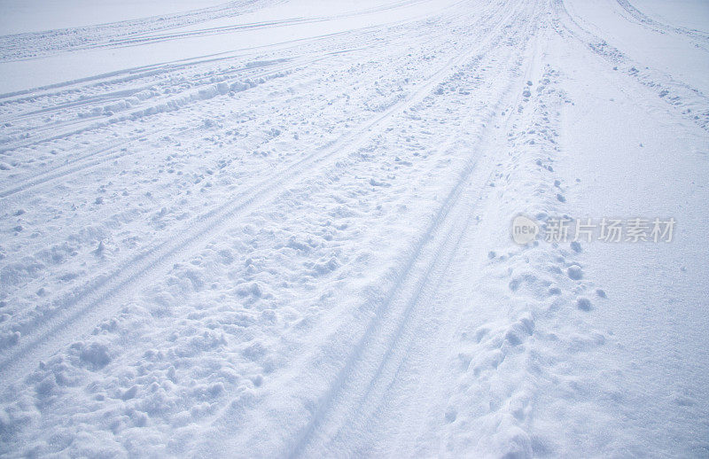 雪山上的雪车痕迹作为背景。冬天的季节。希比尼山附近的雪原，没有人